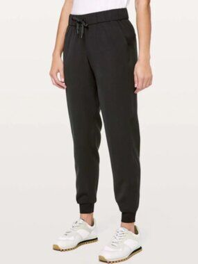 Lululemon Size 2 Black On the Fly Jogger Woven Pants